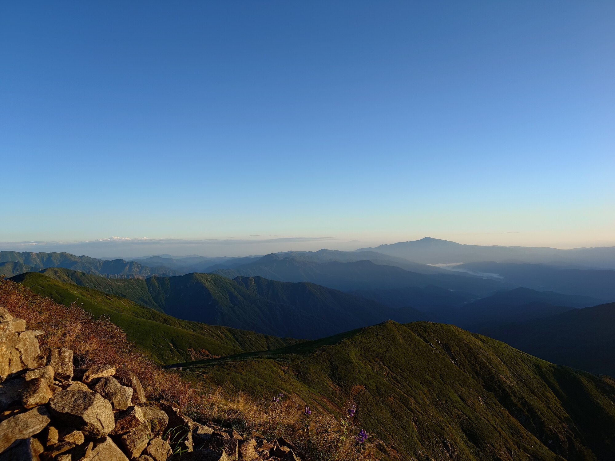 大朝日岳山頂から望む月山と鳥海山